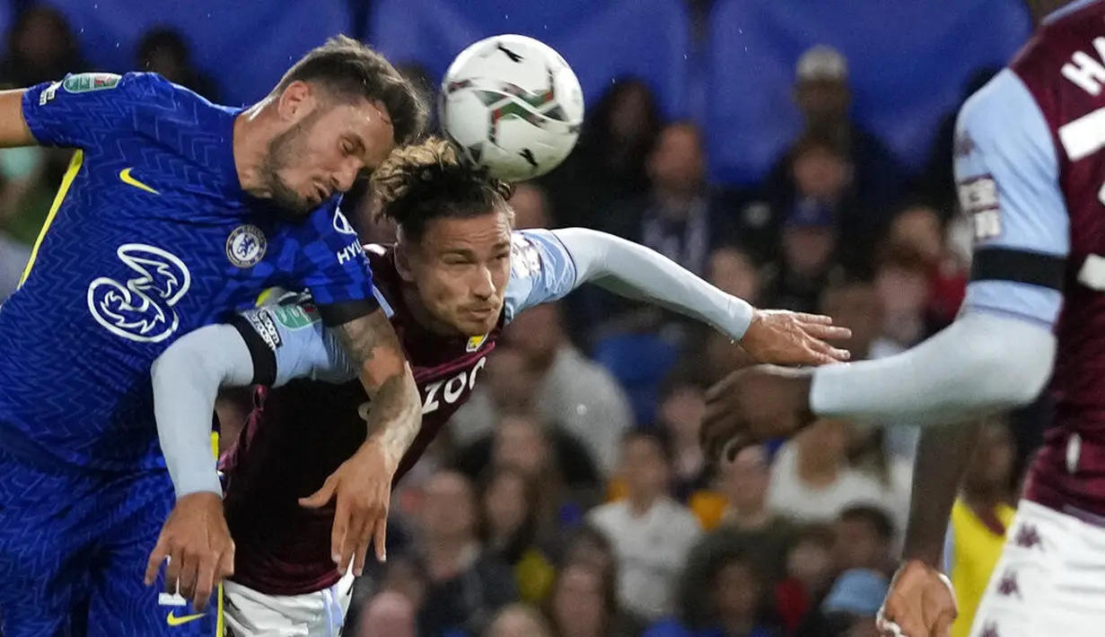 Gelandang Chelsea, Saul melompat untuk merebut bola dari gelandang Aston Villa, Matty Cash pada babak ketiga Piala Liga Inggris atau Carabao Cup 2021/2022 di Stadion Stamford Bridge, Kamis (23/9/2021) dini hari WIB. Chelsea menang adu penalti 3-2 setelah bermain imbang 1-1. (AP Photo/Frank Augstein)