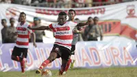 Gelandang serang Madura United, Engelbert Sani, berhasil melewati hadangan pemain Persiba Balikpapan pada laga uji coba di Stadion Ahmad Yani, Sumenep, Sabtu (20/2/2016).  (Bola.com/Vitalis Yogi Trisna)