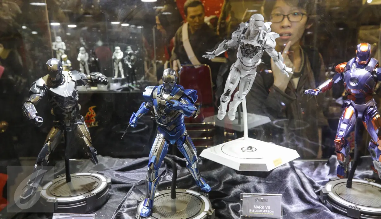 Miniatur superhero Iron Man dipajang dalam pameran The 13th Toys & Comics Fair 2017 di Balai Kartini, Jakarta, Sabtu (11/2). Harga tiket masuk Rp 50 ribu per orang dan berlaku satu hari. (Liputan6.com/Fery Pradolo)