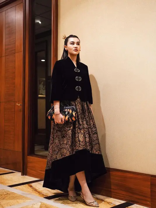 Sebuah kebaya velvet berwarna hitam dengan siluet modern dipilih Aaliyah Massaid untuk menghadiri acara ini. [Foto: Instagram/aaliyah.massaid]