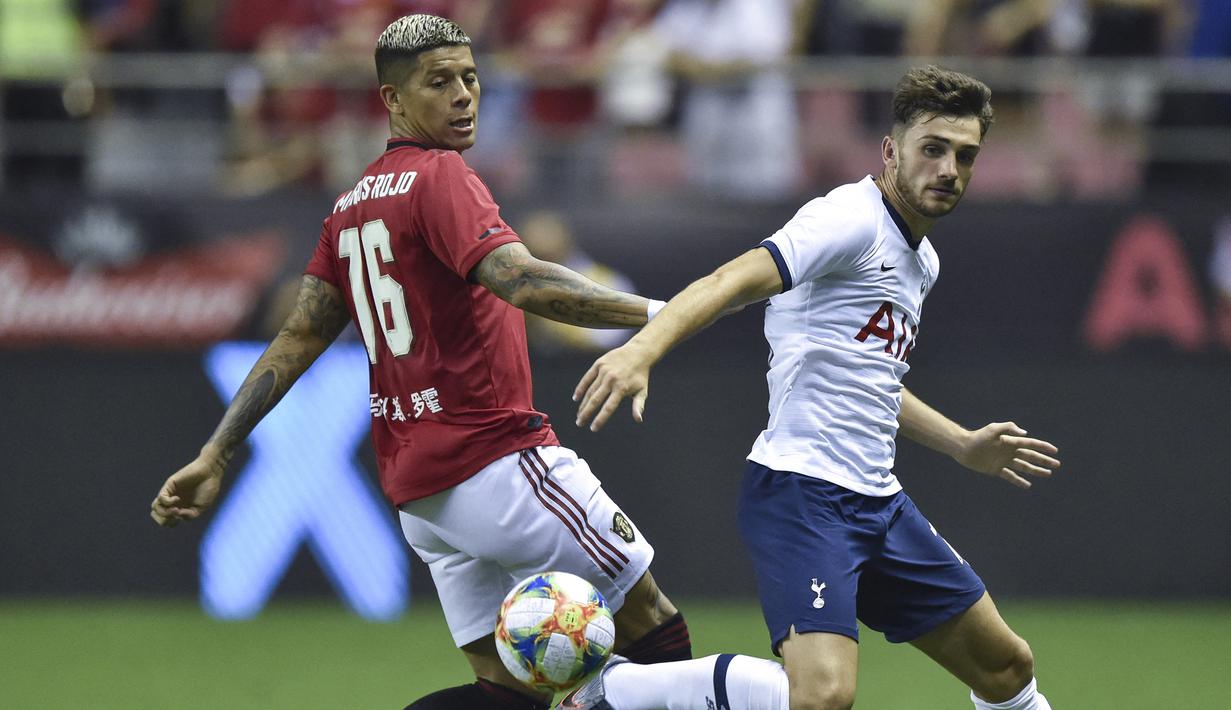 Marcos Rojo. Mantan bek Manchester United ini mengenakan nomor punggung 5 saat memperkuat Setan Merah mulai 2014 hingga 2018. Pada 2018/2019 ia memberikan nomor tersebut kepada Harry Maguire yang baru didatangkan dari Leicester City dan menggantinya dengan nomor 16. (Foto: AFP/Hector Retamal)