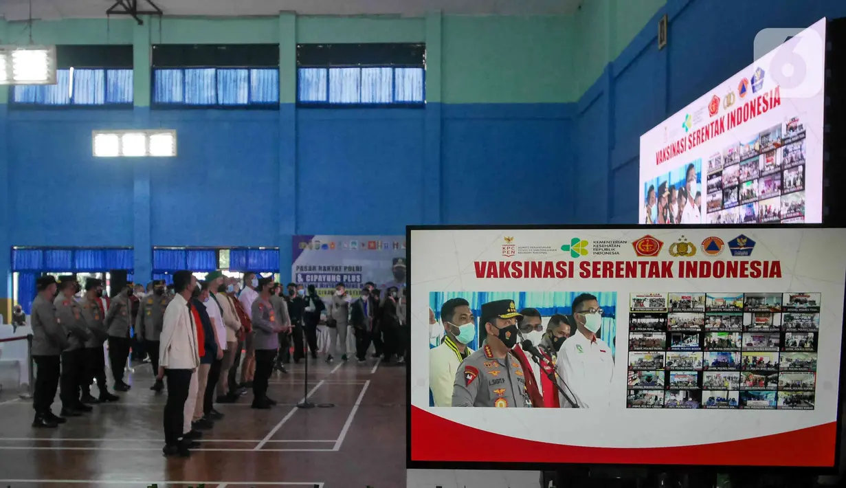 Kapolri Jenderal Pol Listyo Sigit Prabowo memberi sambutan saat meninjau gelaran Vaksin Covid-19 Serentak di Gelanggang Olahraga Remaja (GOR) Radio Dalam, Jakarta Selatan, Selasa (8/3/2022). Vaksinasi tersebut serentak digelar di seluruh Indonesia yang diselenggarakan oleh Kepolisian RI.  (Liputan6.