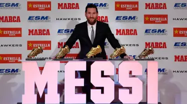 Megabintang Barcelona, Lionel Messi berpose dengan Sepatu Emas Eropa 2018 dan empat trofi lainnya dalam acara di Antiga Fabrica Estrella Damm, Selasa (18/12). Messi berhak atas penghargaan itu setelah mengumpulkan gol terbanyak musim lalu (LLUIS GENE/AFP)