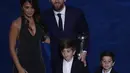 Penyerang Barcelona asal Argentina, Lionel Messi berpose bersama keluarganya usai menerima penghargaan Pemain Terbaik Dunia 2019 versi FIFA di teater La Scala Milan, Italia utara (23/9/2019). Messi terakhir memenangkan penghargaan itu pada 2015. (AP Photo/Antonio Calanni)
