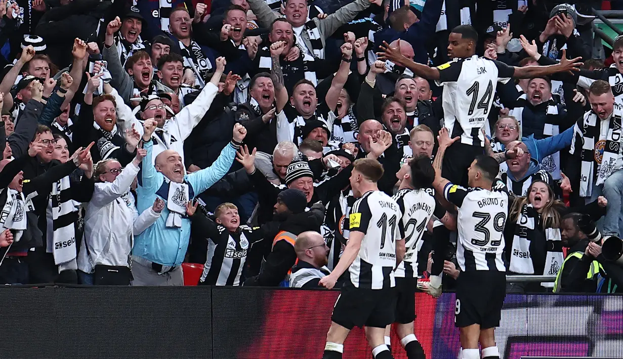 Pada menit ke-52, tim racikan pelatih Eddie Howe menambah keunggulan. Umpan Jakob Murphy diselesaikan dengan apik oleh Alexander Isak dan merubah skor menjadi 2-0. (HENRY NICHOLLS/AFP)