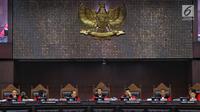 Ketua Majelis Hakim Mahkamah Konstitusi, Anwar Usman didampingi sejumlah Hakim Konstitusi memimpin sidang perdana sengketa Pilpres 2019 di Mahkamah Konstitusi (MK), Jakarta, Jumat (14/6/2019). Sidang itu memiliki agenda pembacaan materi gugatan dari pemohon. (Lputan6.com/Johan Tallo)