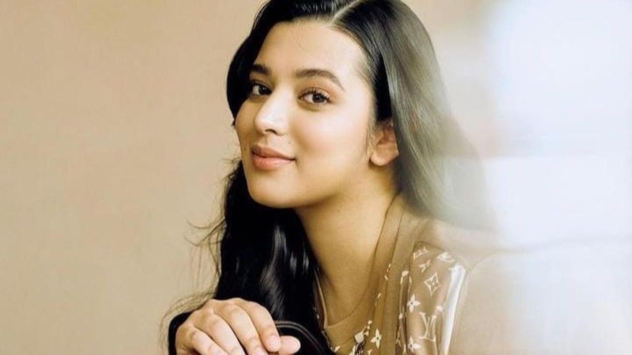 Terlebih saat adik Noor Nabila yang bernama Athisha Khan membagikan konten vlog saat berkunjung ke rumah kakak iparnya tersebut.

Berikut potret rumah mewah Engku Emran yang berada di Malaysia :