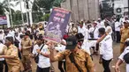 Sejumlah perangkat desa yang tergabung dalam Asosiasi Pemerintah Desa Seluruh Indonesia (Apdesi) melakukan aksi unjuk rasa di depan Gedung DPR/MPR, Jakarta, Rabu (31/1/2024). (Liputan6.com/Angga Yuniar)