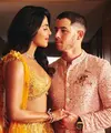 Pasutri Nick Jonas dan Priyanka Chopra juga tak ketinggalan terlihat di pernikahan Anant Ambani dan Radhika Merchant. Nick Jonas tampil menawan mengenakan Sherwani berwarna merah muda. [Foto: Instagram/priyankachopra]