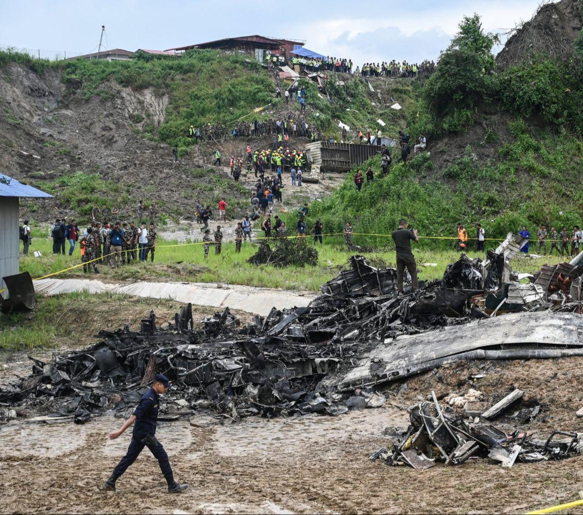 Pesawat penumpang regional milik Saurya Airlines jatuh dan terbakar saat lepas landas dari sebuah bandara di Kathmandu, Nepal, pada Rabu (24/7/2024). Insiden maut ini menewaskan 18 penumpang dan awak pesawat Saurya Airlines. Satu-satunya orang yang berhas