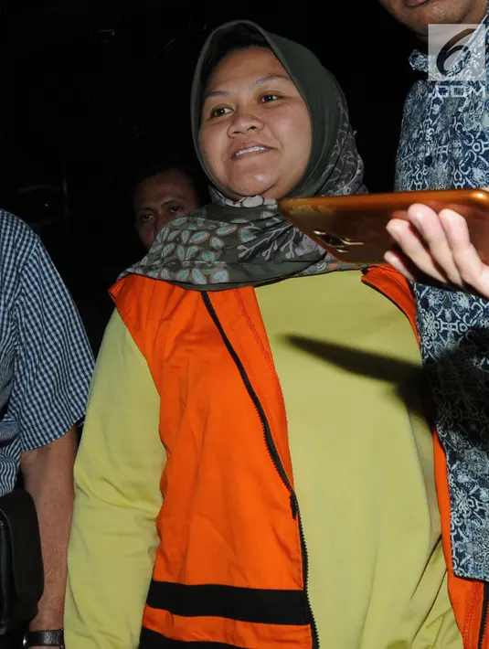 Bupati Bekasi Neneng Hassanah Yasin memakai rompi tahanan dikawal petugas usai menjalani pemeriksaan di gedung KPK, Jakarta, Selasa (16/10). Neneng Hasanah Yasin resmi ditahan terkait dugaan menerima suap pembangunan Meikarta. (merdeka.com/Dwi Narwoko)