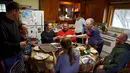 Mark Zuckerberg makan bersama dengan keluarga Gant saat kunjungan ke Blanchardville, Wisconsin, AS. (Facebook/Mark Zuckerberg)