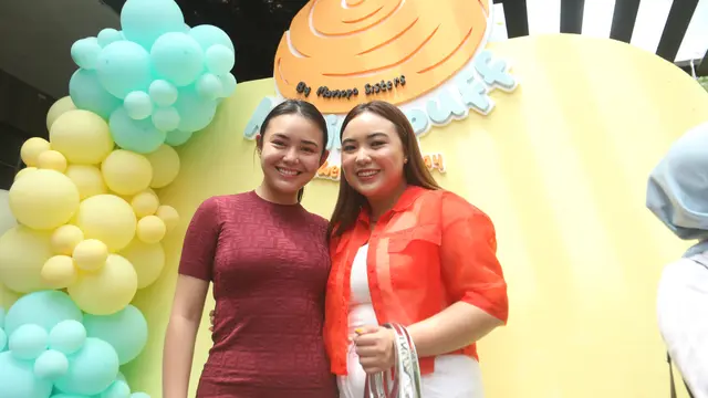 Amanda Manopo dan Angelica Manopo dikenal dengan sebutan Manopo Sisters. Keduanya eksis menggeluti bisnis kue