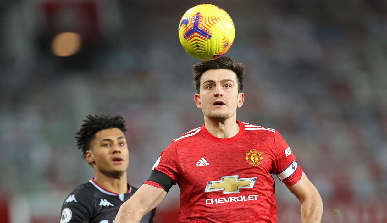 Harry Maguire (kanan) menjadi andalan Solskjaer di posisi bek tengah. Ia mampu mencatat enam tekel, satu blok, lima intersep, dan 25 Sapuan. Maguire juga memiliki kemampuan memenangkan 11 dari 15 duel udara dan 14 kali melakukan umpan lambung yang akurat. (AFP/Pool/Carl Recine)