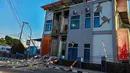 Sebuah bangunan tampak rusak setelah gempa berkekuatan magnitudo 7,7 mengguncang Ruteng, Manggarai, Nusa Tenggara Timur, Sabtu, 15 Agustus 2026. (AFP/ Selo)