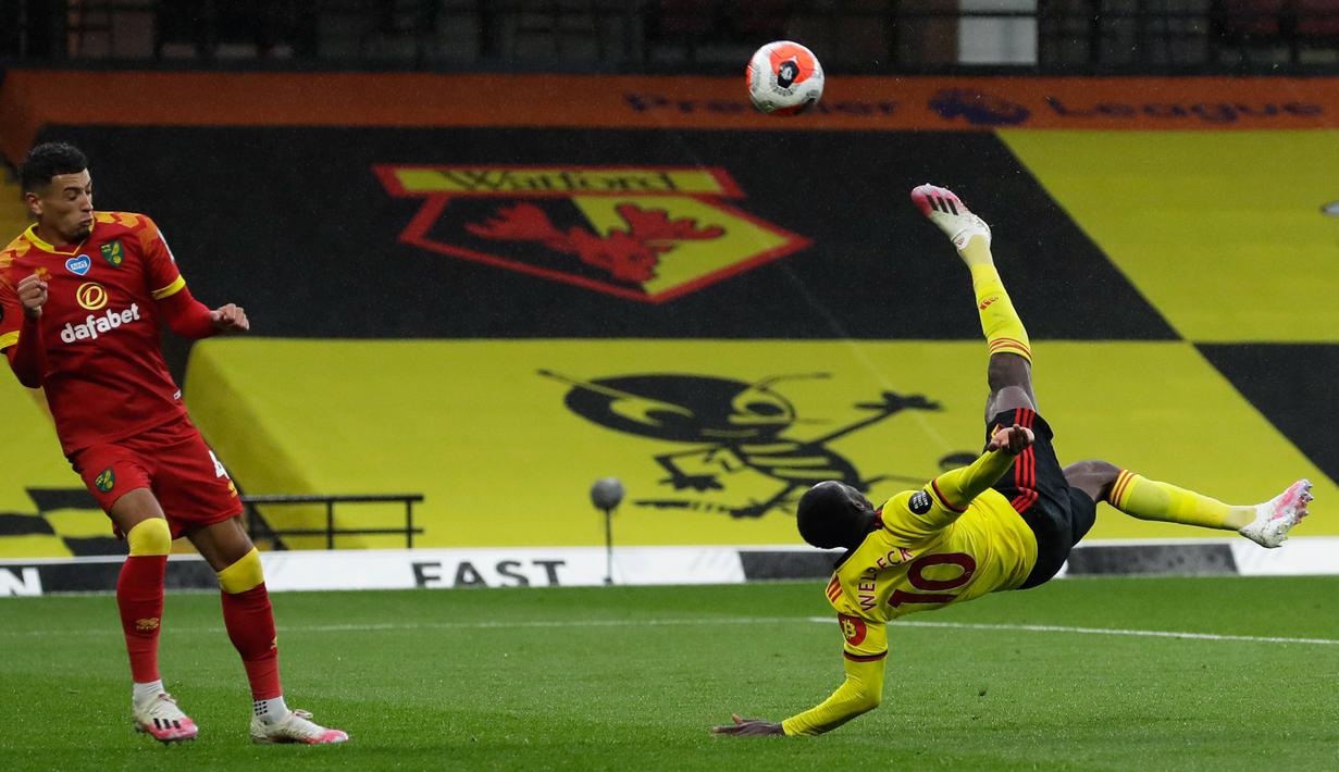 Striker Watford, Danny Welbeck, melepaskan tendangan ke arah gawang Norwich City pada laga lanjutan ke-34 di Stadion Vicarage Road, Rabu (8/7/2020) dini hari WIB. Watford menang 2-1 atas Norwich City. (AFP/Matt Dunham/pool)