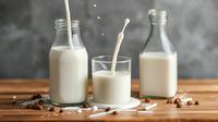 Daftar Makanan dan Minuman Sehat untuk Pasien Penyakit Jantung, salah satunya susu. Foto dibuat oleh AI.