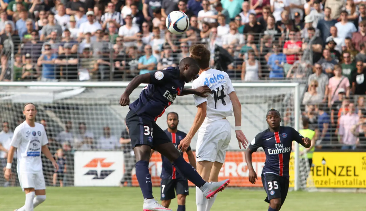 Bek PSG Youssouf Sabaly berduel di udara dengan pemain Wiener SK. (Bola.com/Reza Khomaini)