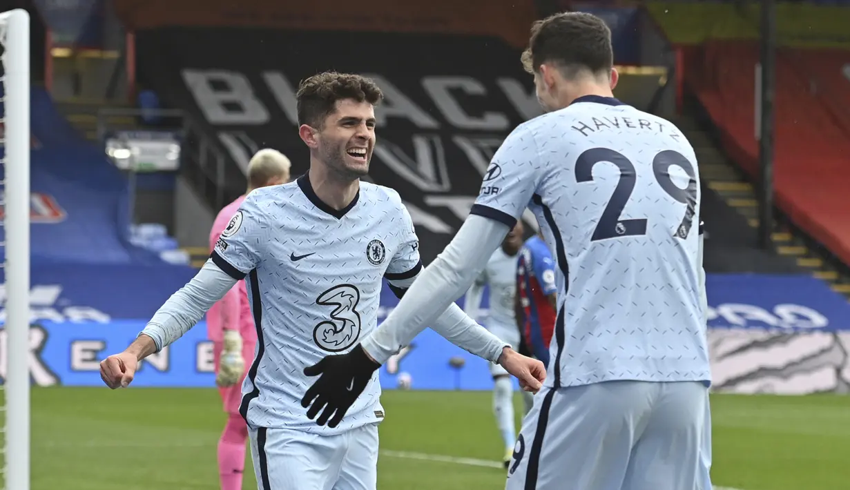 Gelandang Chelsea, Christian Pulisic (kiri) bersama Kai Havertz merayakan gol kedua Chelsea yang dicetaknya ke gawang Crystal Palace dalam laga lanjutan Liga Inggris 2020/2021 pekan ke-31 di Selhurst Park, London, Sabtu (10/4/2021). Chelsea menang 4-1 atas Crystal Palace. (AP/Justin Tallis/Pool)