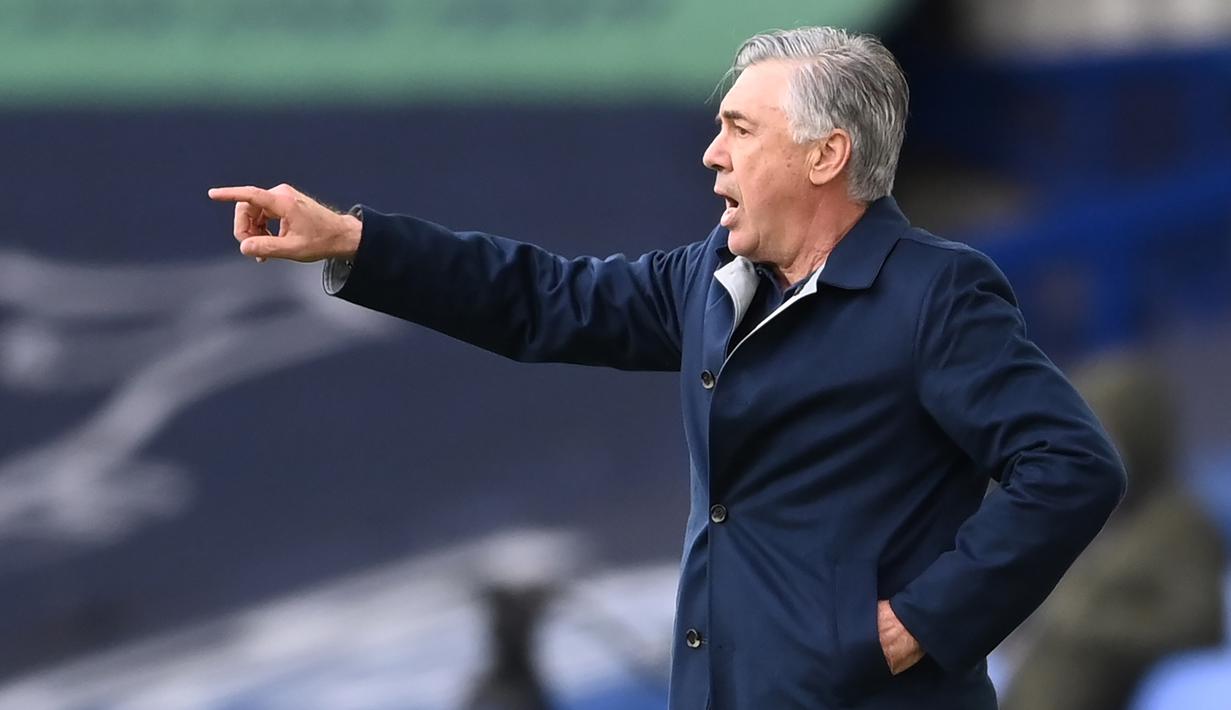 Pelatih Everton, Carlo Ancelotti, memberikan arahan kepada pemainnya saat menghadapi Liverpool pada laga lanjutan Liga Inggris di Goodison Park, Sabtu (17/10/2020) malam WIB. Liverpool bermain imbang 2-2 atas Everton. (AFP/Laurence Griffiths/pool)