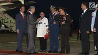 PM Malaysia Mahathir Mohamad menyapa Panglima TNI Marsekal Hadi Tjahjanto dan Kapolri Jenderal Pol Tito Karnavian saat tiba di Bandara Halim Perdanakusuma, Jakarta, Kamis (28/6). (Liputan6.com/Angga Yuniar)