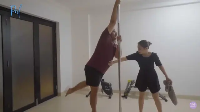 Momen Seru Prilly Latuconsina Ajari Keanu Pole Dance. (Sumber: Youtube/Prilly Latuconsina)