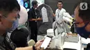 Karyawan memberikan edukasi  dalam mengelola sampah plastik secara digital pada gelaran IIMS Hybrid 2022 di Jakarta, Minggu (10/04/2022). Plasticpay berhasil mengumpulkan lebih dari 400 ribu sampah botol plastik selama Kuartal I-2022 melalui melalui dropbox danRVM. (Liputan6.com/HO/Eko)