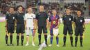 Wasit Pierluigi Collina memimpin laga Clash of Legends antara Barcelona Legends melawan DRX World Legends di Stadion Utama Gelora Bung Karno (SUGBK), Senayan, Jakarta, Sabtu (18/04/2026). (Bola.com/Bagaskara Lazuardi)