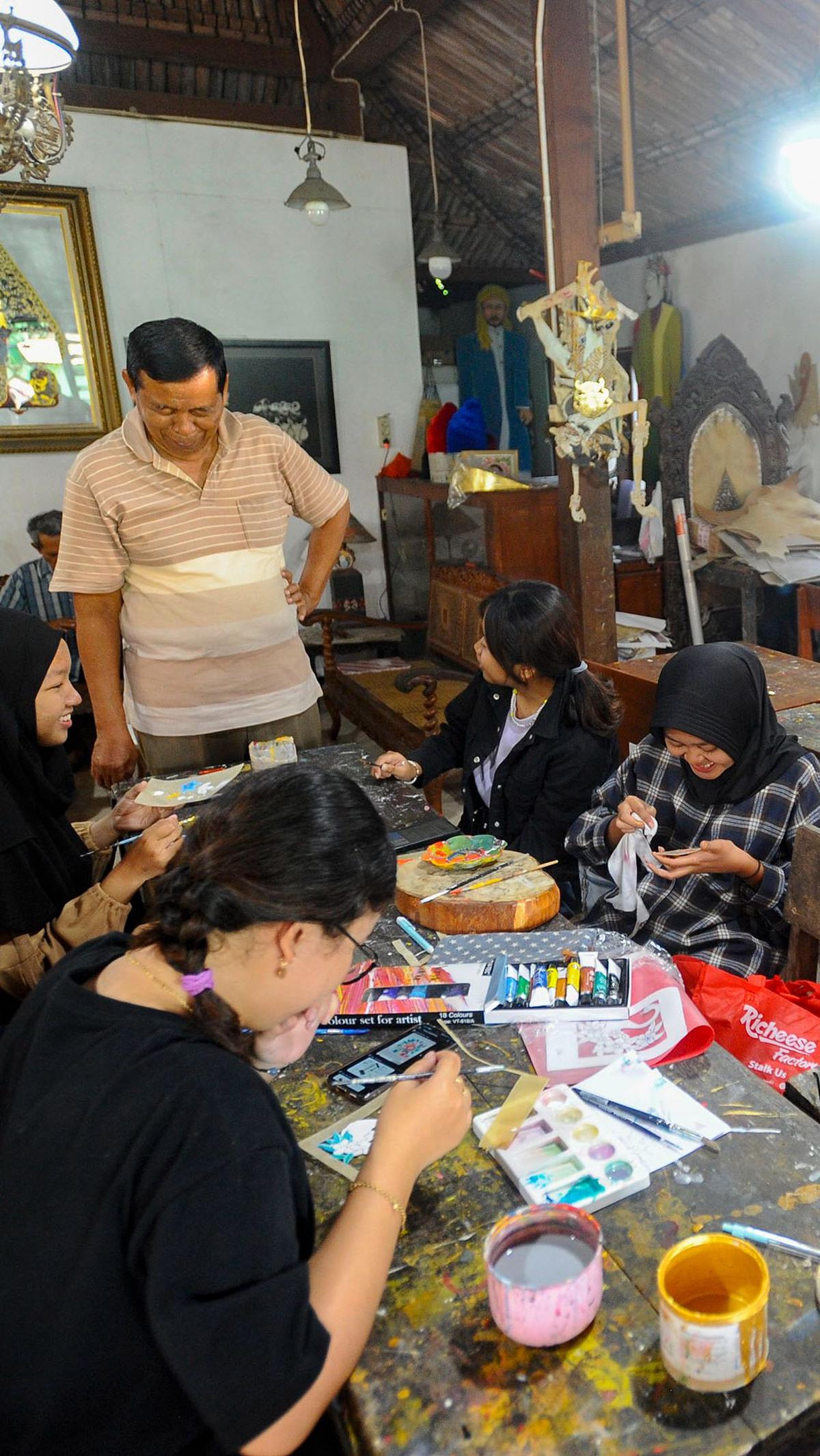 Kegiatan ini memancing antisiasme mahasiswa Politeknik  ATK Yogyakarta untuk giat belajar seni ukir wayang kulit.