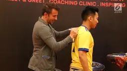 Legenda hidup sepak bola Italia, Alessandro Del Piero membubuhkan tanda tangan ke kasus fansnya saat coaching clinic di Medan, Sumatera Utara, Kamis (17/5). (Liputan6/comReza Efendi)