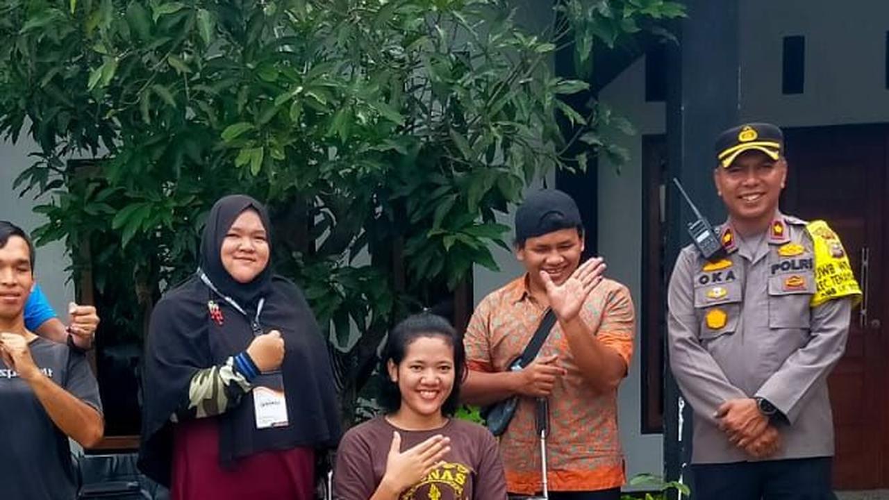 Kapolsek Tenayan Raya Antar Disabilitas ke TPS untuk Nyoblos