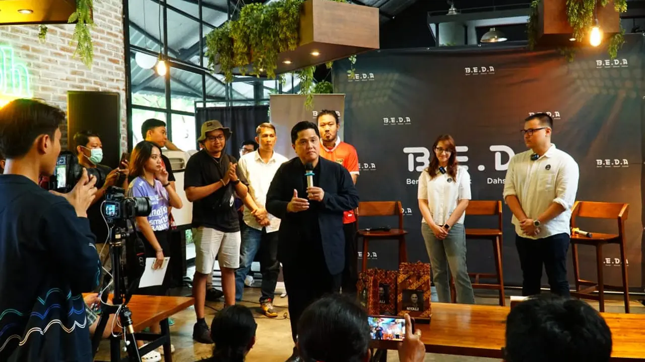 Erick Thohir bertemu suporter pada event #JagainET di Denpasar pada Sabtu (11/2/2023).