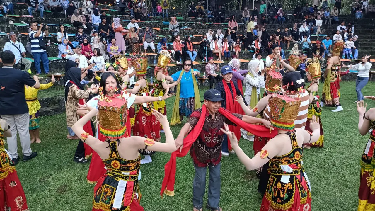 Para wisatawan ikut menari bersama penari gandrung  di Taman Gandrung Tera Kota Banyuwangi (Istimewa)