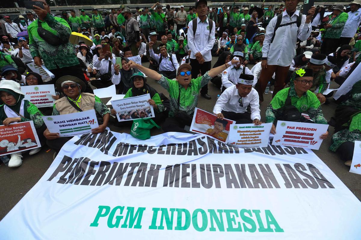 FOTO: Aksi Guru Madrasah Swasta di Depan Gedung DPR