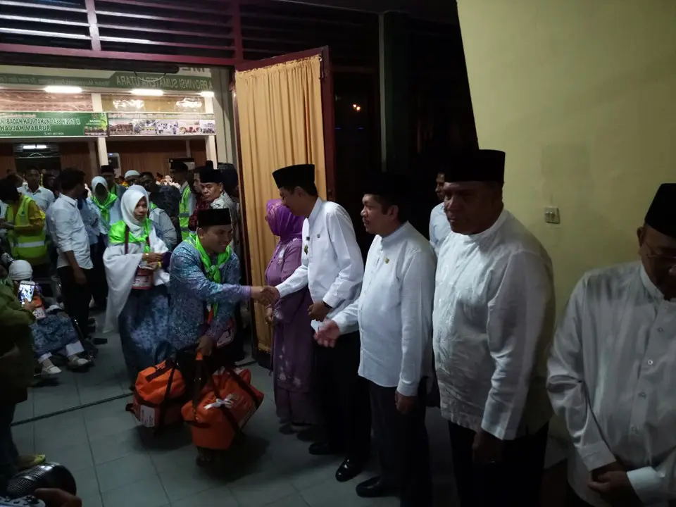 Gubernur Sumut Tengku Erry Nuradi melepas jemaah calon haji Kloter I di Asrama Haji Medan. (Liputan6.com/Reza Efendi)