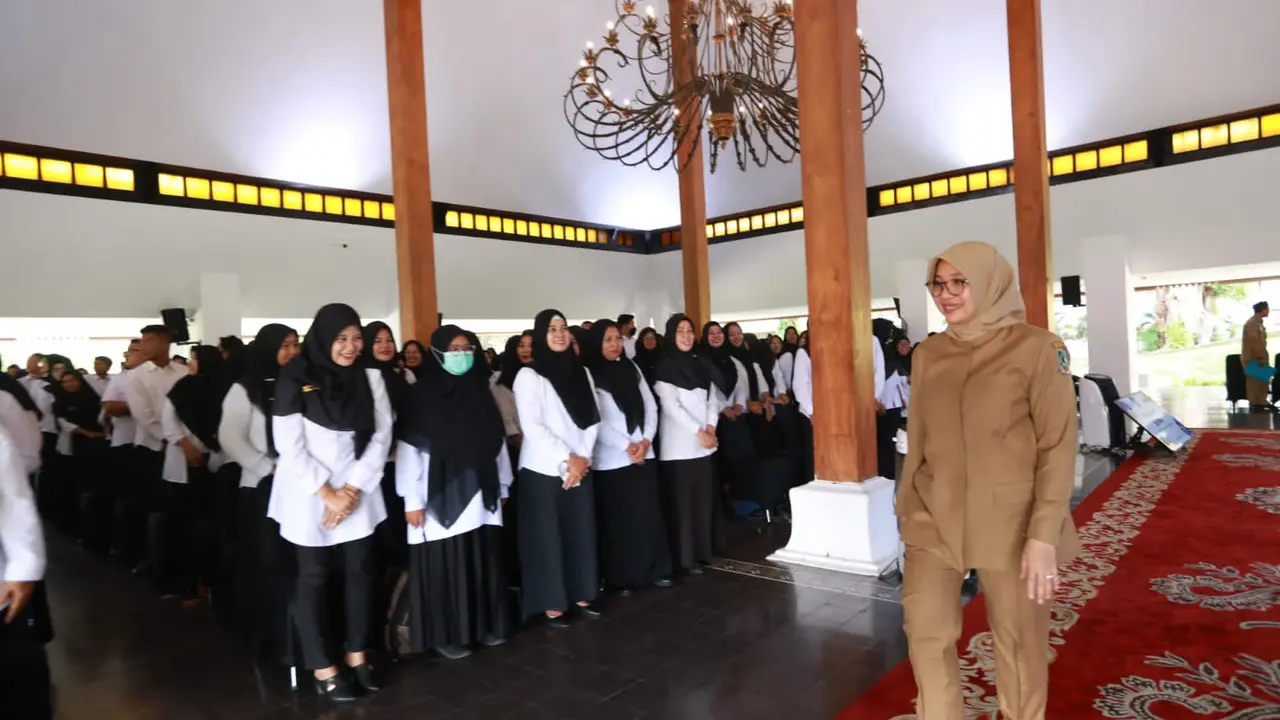 Bupati Banyuwangi Ipuk Fiestiandani serahkan ratusan SK P3K di Pendopo Saba Swagata Blambangan Banyuwangi (Istimewa)