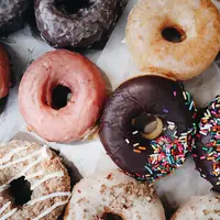 Ternyata kue donat berasal dari Amerika Serikat (Foto: Unsplash.com/Anna Sullivan)