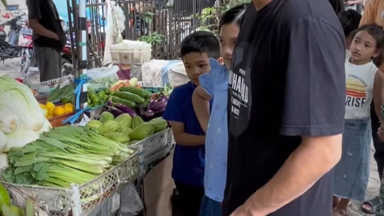 Tampil Sederhana, ini Potret Anang Hermansyah Belanja ke Pasar untuk Persiapan Buka Puasa Bersama Arsy dan Arsya