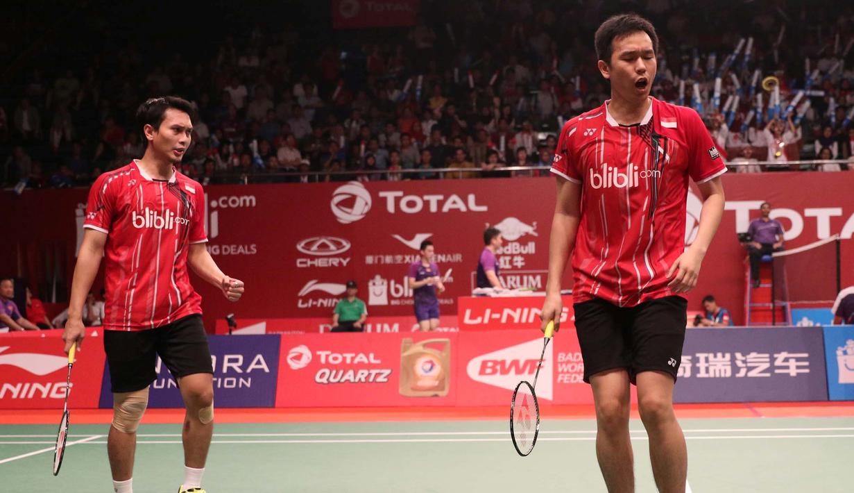 Ganda putra Indonesia, Mohammad Ahsan/Hendra Setiawan, saat bertanding melawan pasangan Prancis, Baptiste Careme/Ronan Labar, dalam Kejuaraan Dunia Bulutangkis 2015 di Istora Gelora Bung Karno, Jakarta. Rabu (12/8/2015). (Bola.com/Arief Bagus)