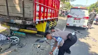 Kecelakaan Maut, Pemotor Tewas Hantam Truk Parkir