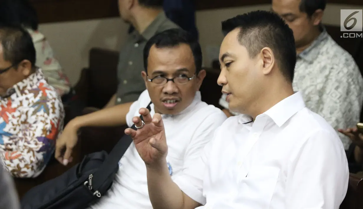 Terdakwa dugaan suap pengadaan satelit monitoring Bakamla, Fayakhun Andriadi jelang menjalani sidang tuntutan di Pengadilan Tipikor, Jakarta, Rabu (21/11). Fayakhun dihukum delapan tahun penjara, denda satu milyar rupiah. (Liputan6.com/Helmi Fithriansyah)