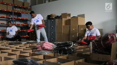 Pekerja menata stok pakaian di gudang baru Pakde di Bandung, (22/10). Pemilihan Bandung sebagai gudang baru Pakde (Paket Delivery) start up ini karena pertumbuhan ekonomi kreatifnya yang kian membaik. (Liputan6.com/Ho/Agus)