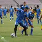 Pemain depan Persib, Atep (tengah) berebut bola dengan Samsul Arif saat latihan jelang laga final Turnamen Piala Bhayangkara 2016 di Stadion GBK Jakarta, Sabtu (2/4/2016). Laga final mempertemukan Persib dan Arema Cronus. (Liputan6.com/Helmi Fithriansyah)