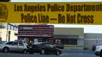 Garis polisi terpasang di luar sebuah restoran cepat saji, di Hollywood, California setelah aksi penyerangan dengan pisau, Selasa (31/1). Dua orang kritis dan satu lainnya luka ringan, sementara tersangka penusukan tewas ditembak mati. (Robyn Beck/AFP)
