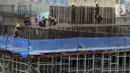 Para pekerja menyelesaikan proyek Tol Becakayu di Jalan Ahmad Yani, Senin (26/10/2020). Menteri Ketenagakerjaan Ida Fauziyah mengatakan bantuan subsidi gaji BPJS Ketenagakerjaan gelombang kedua akan cair pada awal November 2020. (Liputan6.com/Johan Tallo)