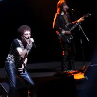 God Bless membawakan mega hits 'Rumah Kita' dan 'Panggung Sandiwara' sekaligus menjadi suguhan terakhir yang manis dari Achmad Albar dan kawan-kawan yang mampu membuat emosi penonton memuncak. (Galih W. Satria/Bintang.com)