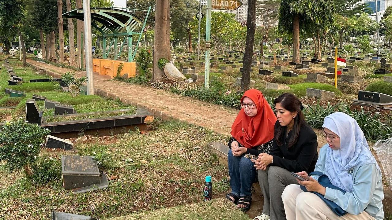Sebelum Dilantik Jadi Menteri, Potret Meutya Hafid Ziarah Kubur Ortu 'Tetap Sehat