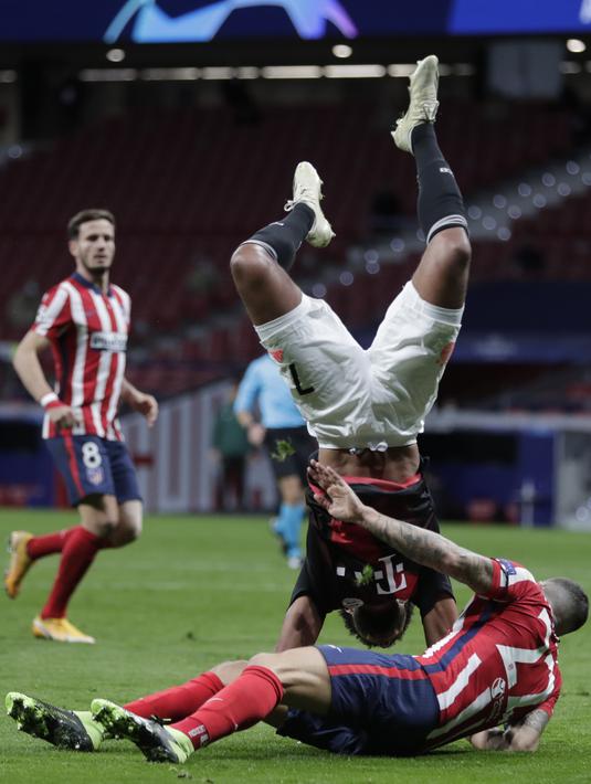 Bek Atletico Madrid, Mario Hermoso (kanan) berebut bola dengan penyerang Bayern Munchen, Serge Gnabry pada matchday kelima Grup A Liga Champions di Stadion Wanda Metropolitano, Madrid, Rabu (2/12/2020) dini hari WIB. Atletico Madrid vs Bayern Munchen berakhir imbang 1-1. (AP Photo/Bernat Armangue)