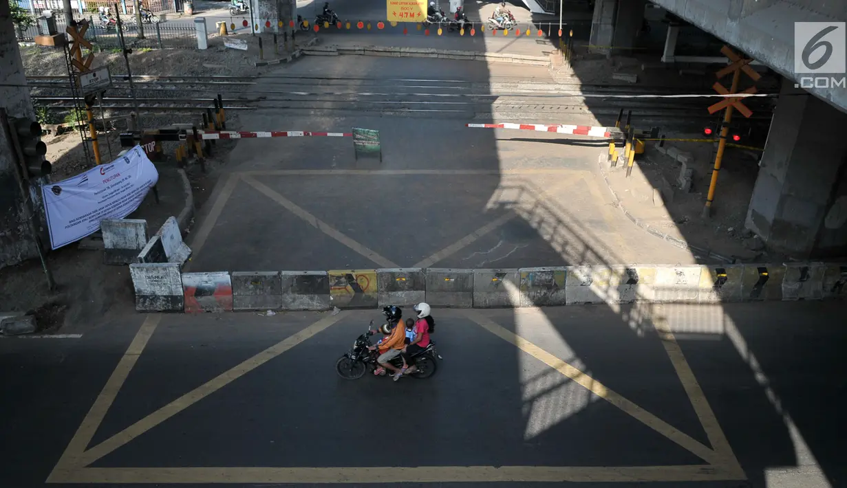 Kendaraan bermotor melintas di jalan Tanjung Barat, Jakarta Selatan, Jumat (16/7). Dishub dan Transportasi DKI Jakarta menutup permanen perlintasan sebidang di Tanjung Barat untuk mengurangi kemacetan di jalur tersebut. (Liputan6.com/Yoppy Renato)