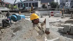 Pekerja mengangkat batu saat pengerjaan proyek revitalisasi kawasan Kota Tua di Jakarta, Jumat (15/9). Revitalisasi kawasan Kali Besar menjadi bagian dari program revitalisasi kawasan kota Tua. (Liputan6.com/Faizal Fanani)